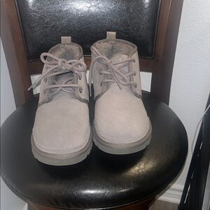 Women’s Gray Suede Ugg Boots!